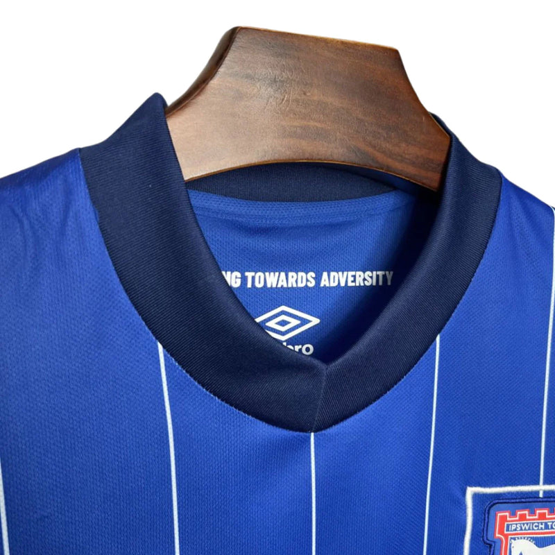 Camisa Ipswich Home 24/25 Umbro Masculina - Azul e Branca