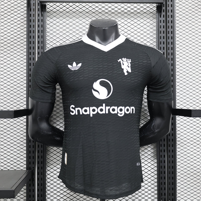 Camisa Manchester United 2024/25 Jogador Adidas Masculino com Patch - Preta e Branca